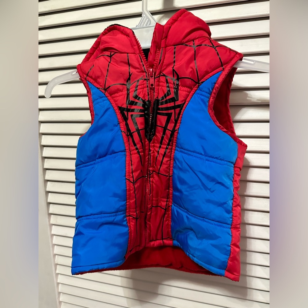 Spider-Man vest size 4T. No stains or tears. I’m excellent condition